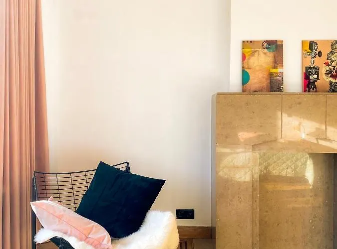 Apartment Family Floor - La Couronne - Authentiek Met Veel Lichtinval