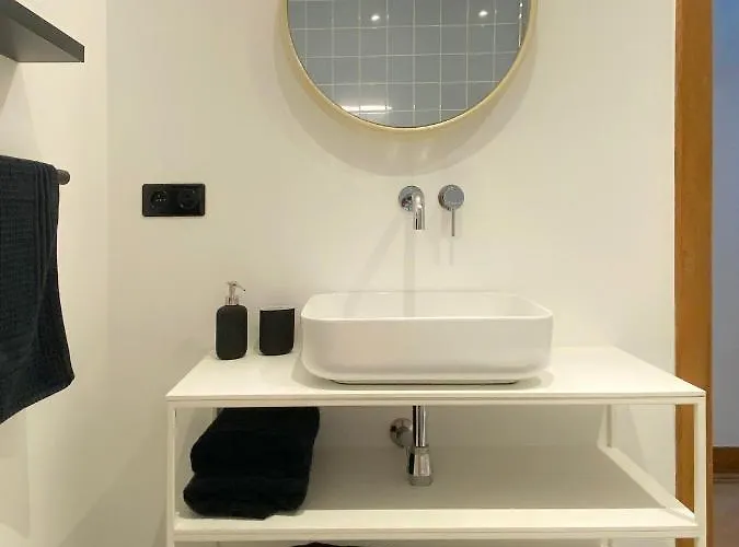 Apartment Family Floor - La Couronne - Authentiek Met Veel Lichtinval