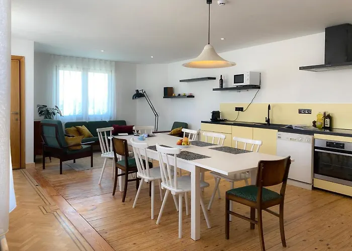 Appartement Family Floor - La Couronne - Authentiek Met Veel Lichtinval